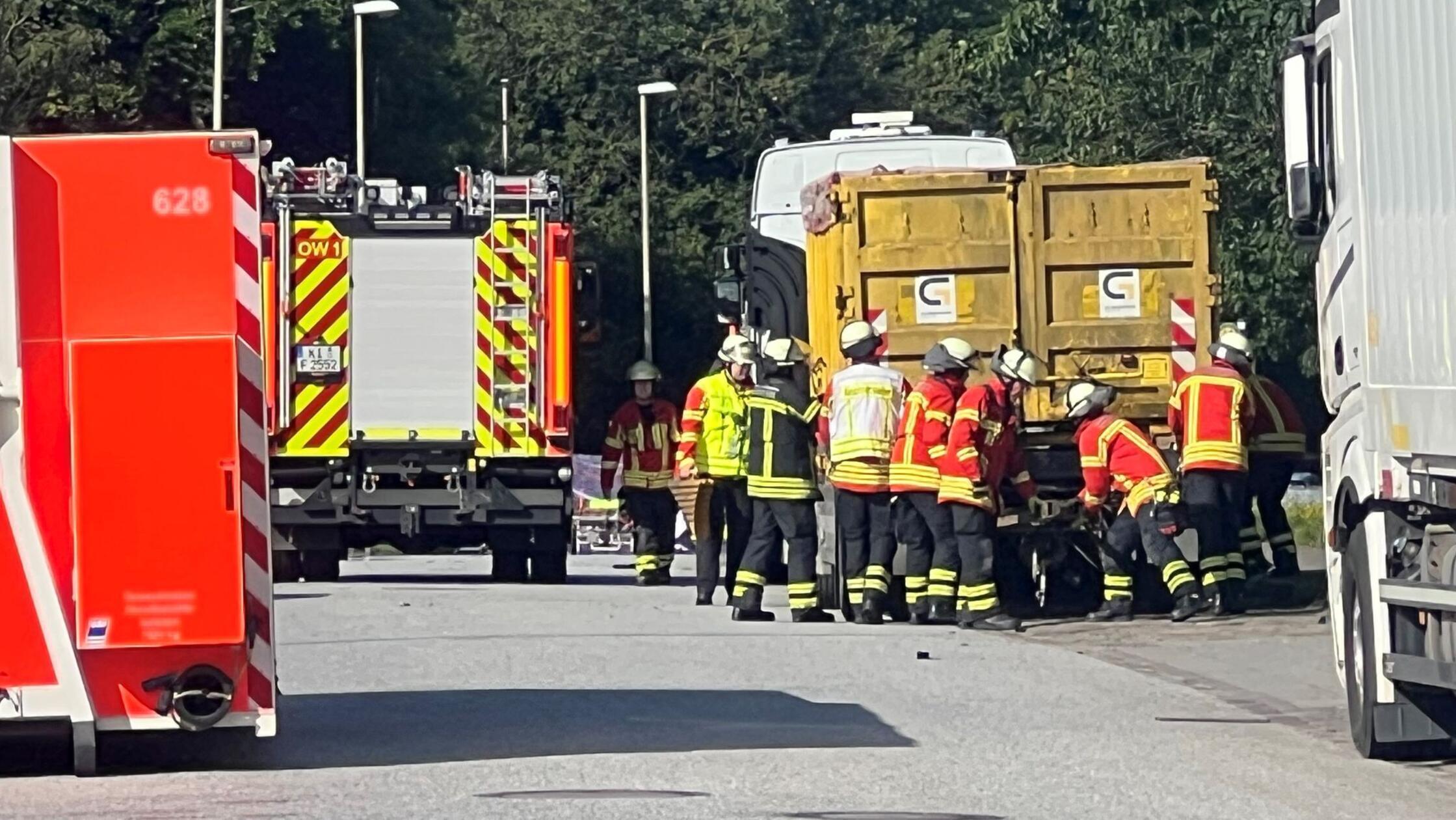 Zwei Fahrer sterben bei schwerem Lastwagen-Unfall in Kiel