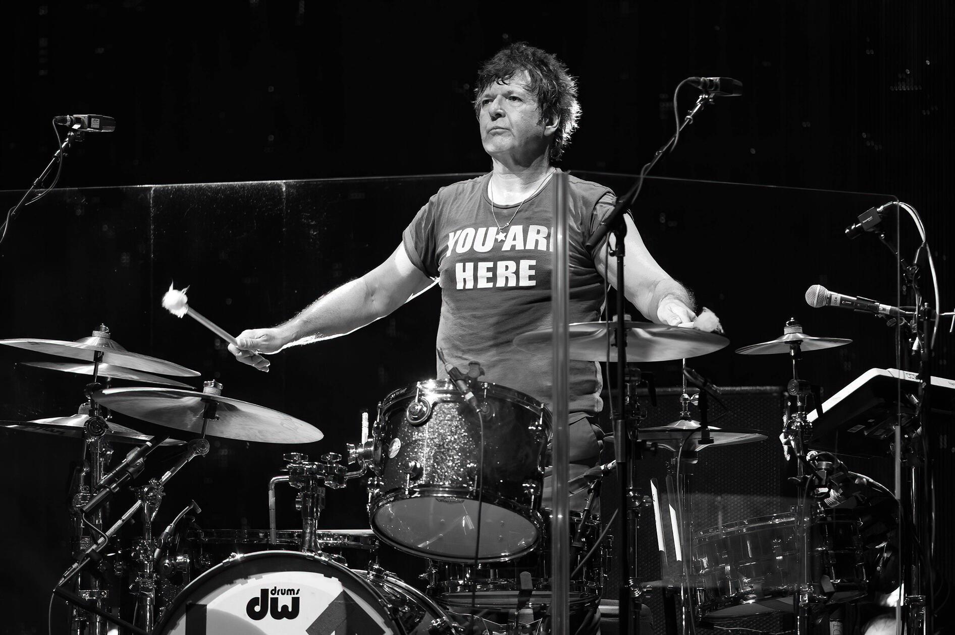 Clement “Clem„ Burke ist am 7. April 2025 im Alter von 70 Jahren gestorben, das teilten seine Bandkollegen der US-Band Blondie auf Instagram mit. Clement Burke stieß bereits 1975 zu Chris Stein und Debbie Harry und blieb als Schlagzeuger in der Band, bis zu ihrer Auflösung 1982.