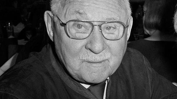 Rolf Schimpf wurde vor allem durch seine Rolle in der ZDF-Fernsehserie "Der Alte" bekannt, die er rund 20 Jahre lang verkörperte. Der Schauspieler ist am 22.03.2025 im Alter von 100 Jahren gestorben, wie sein Biograf und guter Freund Detlef Vetten der Deutschen Presse-Agentur nach entsprechenden Medienberichten bestätigte.