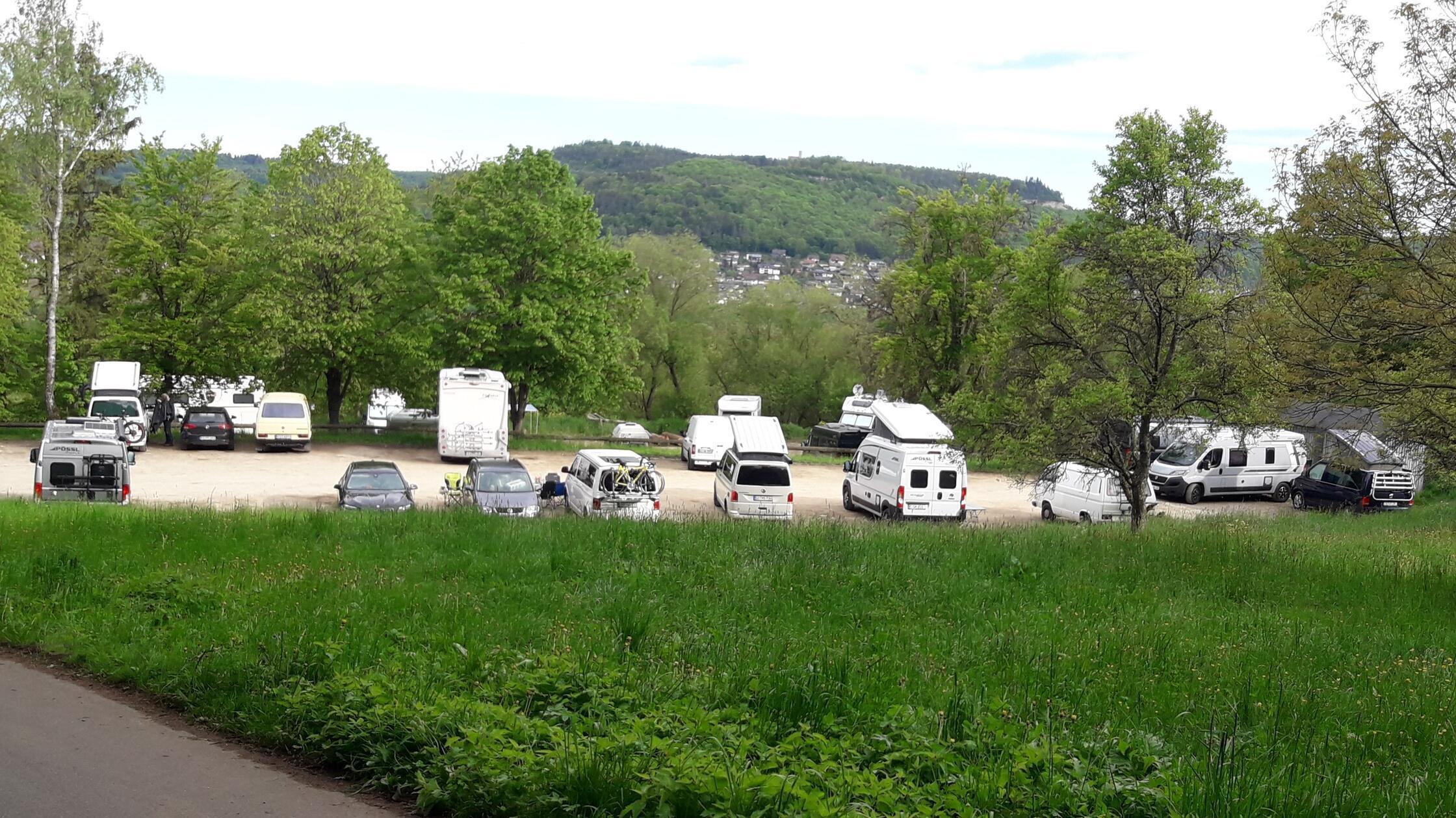 Im Augenblick parken viele Wohnmobile am Parkplatz