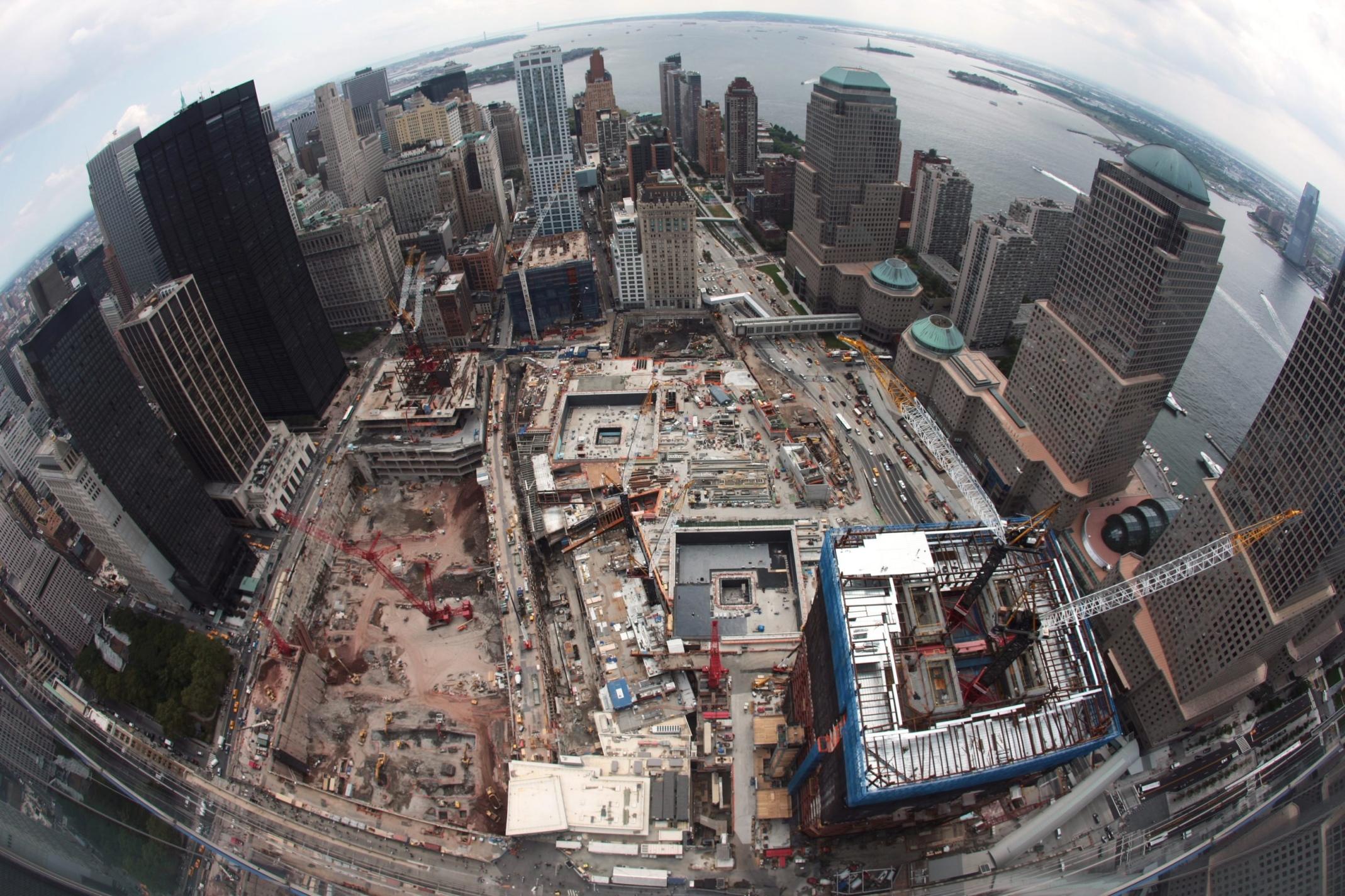 Ging es dem Pächter des World-Trade-Center-Komplexes, dem Immobilienmagnat Larry Silverstein, bloß um das Geld? Das wird zumindest immer wieder behauptet. Demnach nahm Silverstein den Tod von Tausenden Menschen billigend in Kauf, um nach dem Anschlag 4,68 Milliarden Dollar Entschädigung für die eingestürzten Twin Towers zu erhalten. Weil er den Komplex nur wenige Wochen vor 9/11 von der Hafenbehörde von New York gepachtet hatte, glaubten Verschwörungstheoretiker nicht an einen Zufall.