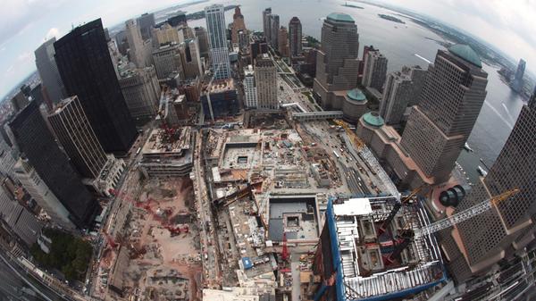 Ging es dem Pächter des World-Trade-Center-Komplexes, dem Immobilienmagnat Larry Silverstein, bloß um das Geld? Das wird zumindest immer wieder behauptet. Demnach nahm Silverstein den Tod von Tausenden Menschen billigend in Kauf, um nach dem Anschlag 4,68 Milliarden Dollar Entschädigung für die eingestürzten Twin Towers zu erhalten. Weil er den Komplex nur wenige Wochen vor 9/11 von der Hafenbehörde von New York gepachtet hatte, glaubten Verschwörungstheoretiker nicht an einen Zufall.