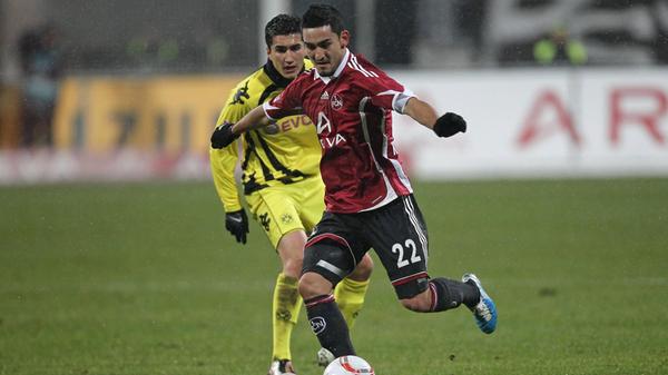 Natürlich ist er der Wunschspieler: Ilkay Gündogan wurde in unserer Umfrage mit Abstand am häufigsten genannt. Der Mittelfeld-Routinier, der als Youngster einst im rot-schwarzen Trikot in der Bundesliga spielte, steht noch bis 2026 bei Manchester City unter Vertrag. Für die Achterposition wäre Gündogan nach Ansicht eines Fans "doch eine gute Lösung". Tatsächlich, das erklärte der Champions-League-Sieger der "Bild", könnte er sich eine Rückkehr nach Nürnberg vorstellen – aber nicht als Spieler, das ist „eher unwahrscheinlich, aber ganz ausschließen würde ich es nicht“. Stattdessen erklärte er: „In irgendeiner anderen Funktion oder Position beim FCN wäre es wahrscheinlicher.“