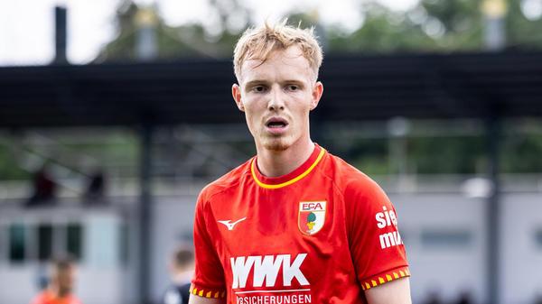 Als „absoluten Wunschtransfer“ bezeichnet ein Club-Fan Tim Breithaupt, um den sich tatsächlich auch FCN-Gerüchte ranken: Der 23-Jährige war zuletzt an den 1. FC Kaiserslautern verliehen, wo er zu den Stammspielern zählte und insbesondere im Spiel gegen den Ball zu überzeugen wusste. Im Sommer kehrte der Sechser zu seinem Stammverein nach Augsburg zurück, könnte aber abermals verliehen werden – zum Beispiel nach Nürnberg, wo man derzeit gezielt nach einem defensivstarken, intensiven und laufstarken Mittelfeldmann sucht.