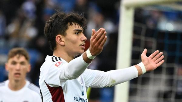 Ebenfalls jeglicher Grundlage entzieht sich folgender Transferwunsch: eine Leihe von Can Uzun zurück zum 1. FC Nürnberg. Der Youngster, der den gesamten Club in der Saison 2023/24 mit 18 Scorern schulterte, kam bei Eintracht Frankfurt vergangene Spielzeit zwar zu regelmäßigen, aber eher kurzen Einsätzen.
