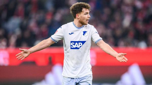 Auch Dennis Geiger zählt zu den Spielern, die bei der TSG Hoffenheim unter Trainer Christian Ilzer offenbar keine Zukunft haben: Der 27-Jährige, der als Spieler aus der Region und aus der eigenen Jugend einst als Paradebeispiel für den Hoffenheimer Weg galt, spielt in der bisherigen Saisonvorbereitung der Sinsheimer keine Rolle. Trotz seiner langen Verletzungspause – ein Muskelbündel- und Sehnenanriss am Oberschenkel kostete ihm fast zwei Saisons – kommt der zentrale Mittelfeldspieler auf 125 Bundesliga-Einsätze. Konkrete Gerüchte kursieren bislang nicht.