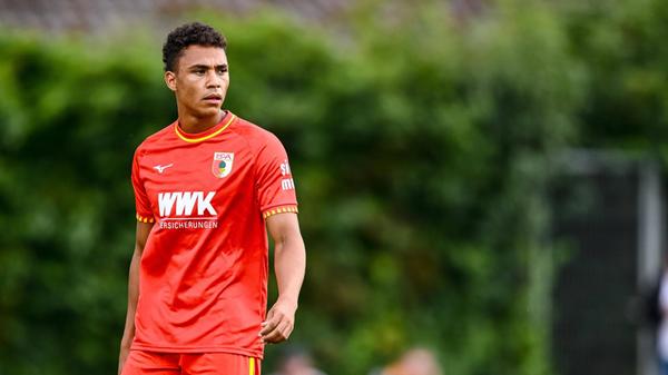 Der Fokus der Club-Fans liegt – das zeigen die bisherigen Transferwünsche – ganz klar auf dem Zentrum, wo Jens Castrop und womöglich auch Caspar Jander ersetzt werden müssen. Für die Defensive wurde nur ein einziger Name häufiger genannt: Henri Koudossou wird dieser Tage mit einem Leihwechsel nach Nürnberg in der Verbindung gebracht. Der 25 Jahre alte Schienenspieler und Außenverteidiger vom FC Augsburg wird aber auch vom 1. FC Magdeburg umworben.