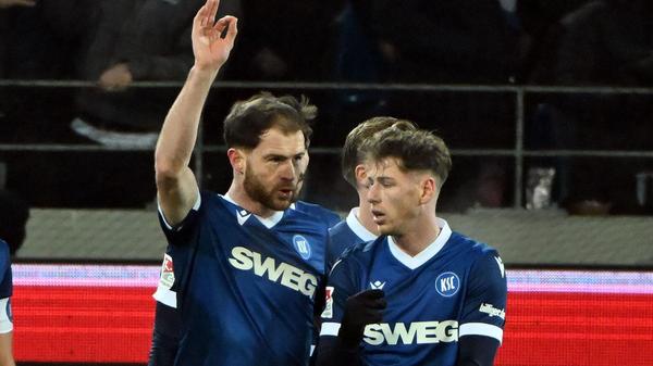 Anders als im Mittelfeld, wo sich klare, mehrfach genannte Favoriten abzeichneten, bleibt es im Sturm eher bei Einzelwünschen der Cluberer. Ein Fan schlägt etwa Budu Zivzivadze vor: Der Georgier spielt nach einer überragenden Halbserie beim Karlsruher SC mit 15 Torbeteiligungen in 17 Partien seit dem Winter beim 1. FC Heidenheim, wo er auch in der kommenden Saison unangefochtener Stammspieler sein sollte.