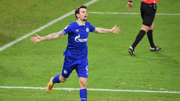 Auch der dritte Stürmer im Bunde ist bereits aus der Bundesliga bekannt: Benito Raman kickte von 2019 bis 2021 für den FC Schalke 04 in der höchsten deutschen Spielklasse. In 50 Einsätzen gelangen dem Belgier damals sechs Tore und vier Vorlagen. Aktuell spielt der 30-Jährige in seinem Heimatland für KV Mechelen, für die er vergangene Saison 13 Tore in 24 Ligaspielen erzielte. Raman kennt den deutschen Fußball und auch die 2. Bundesliga durch seine Zeit bei Fortuna Düsseldorf, spielt verglichen mit Zivzivadze und Bebou in einer weniger attraktiven Liga – und wird das rot-schwarze Trikot wohl trotzdem nur in den Träumen des Clubfans, der sich diesen Transfer wünschte, tragen.