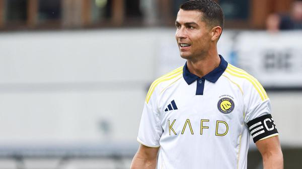 "Cristiano Ronaldo wäre vermutlich auch eine Verstärkung", schreibt ein Fan - das ist freilich kein Hot Take. Andererseits ist der mehrmalige Weltfußballer und Champions-League-Sieger inzwischen schon stolze 40 Jahre alt und verdient beim zahlungskräftigen Saudi-Klub Al Nassr wohl pro Stunde wohl mehr, als der 1. FC Nürnberg bieten könnte. Aber: Als "honorable mention" findet CR7 auch in dieser Liste Erwähnung - ebenso wie Mario Basler, Mehmet Scholl und Walter Frosch. Kurz: Spieler, die ihre beste Zeit bereits (lange) hinter sich haben.