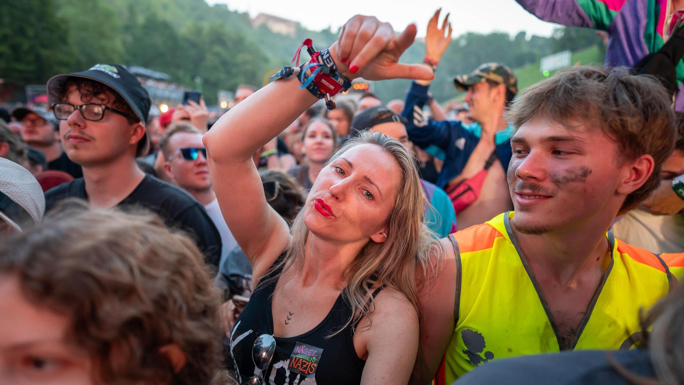 Was für eine Stimmung auf dem Taubertal 2025: Die Besucher haben eindeutig jede Menge Spaß.
