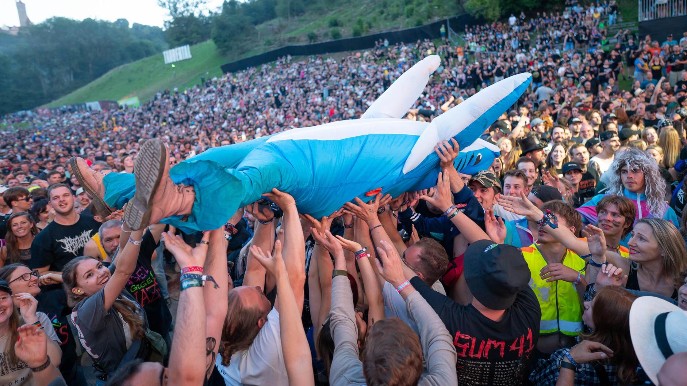 Sogar große Haie mischten beim Crowdsurfen mit – ein überraschender, aber lustiger Anblick in der Menge.
