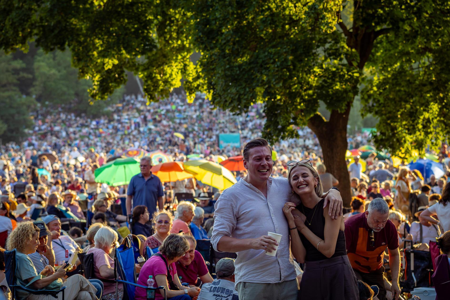 Zwei Wochen später, am 9. August, um 20 Uhr, präsentierte die Nürnberger Symphoniker unter Chefdirigent Jonathan Darlington ein Konzert unter dem Titel „Nürnberg grüßt die weite Welt“.