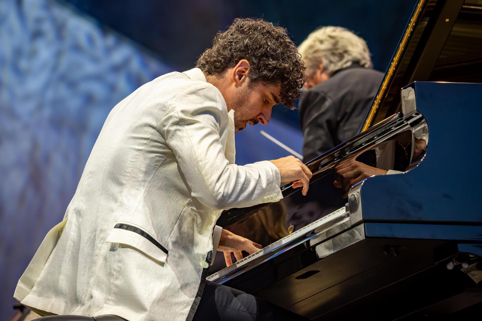 Am Sonntag vermeldet die Stadt Nürnberg die genauen Besucherzahlen: . Insgesamt strömten an beiden Veranstaltungstagen mehr als 135 000 Musikliebhaberinnen und ­liebhaber in den Nürnberger Luitpoldhain – zu einem der größten Klassik­Konzerte Europas unter freiem Himmel.