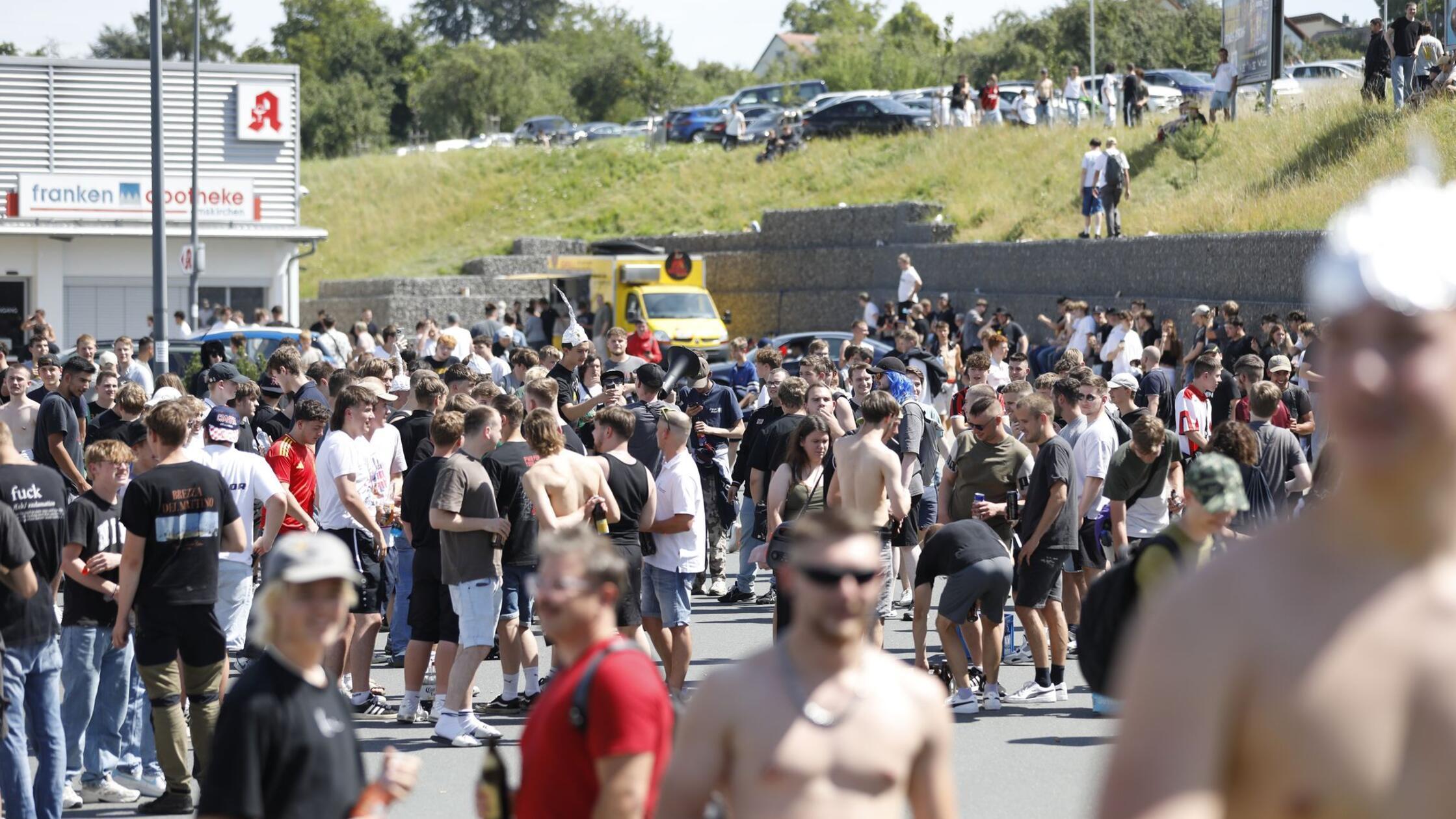 Tausende strömen zum früheren Wohnort des „Drachenlords“