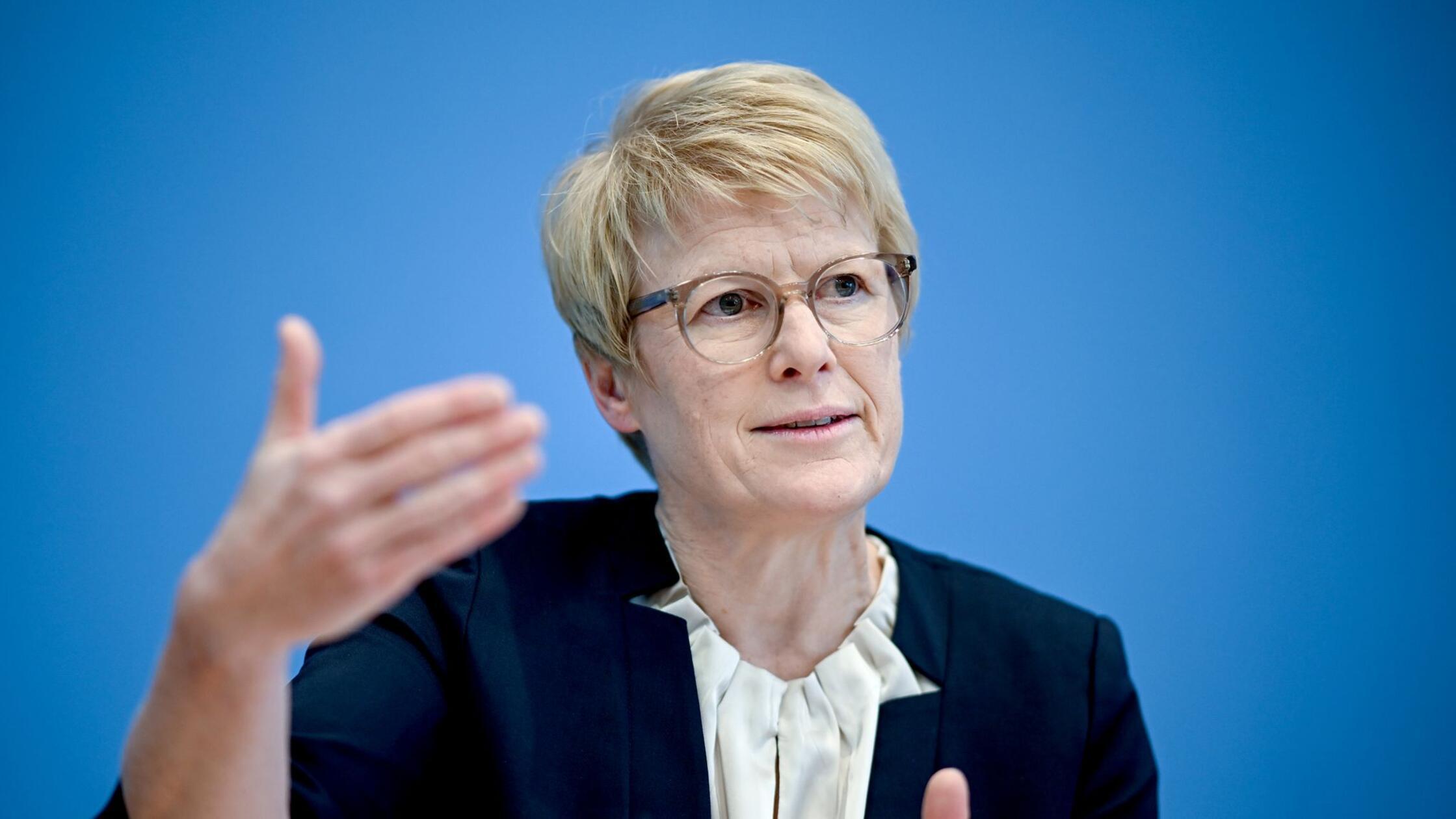 Wirtschaftsweise Grimm: „Werden Leistungen kürzen müssen“