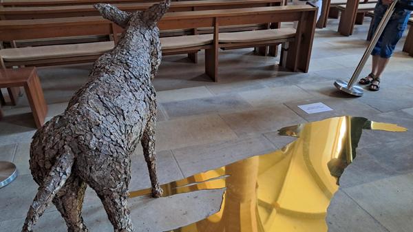 In der Stadtkirche steht ein Esel aus Rindenstücke