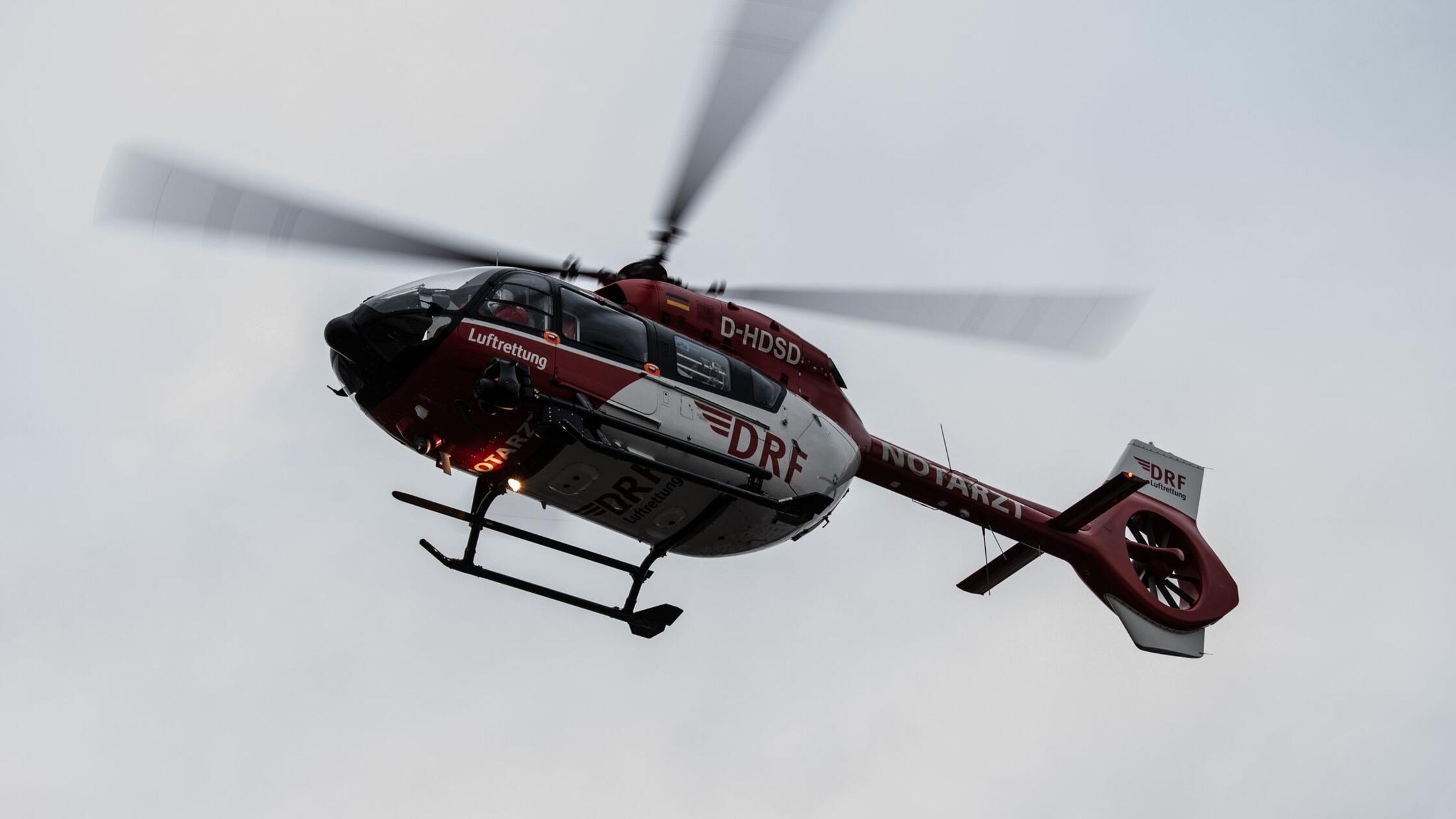 Auto fährt in Abschlepper – Arbeiter auf A96 schwer verletzt