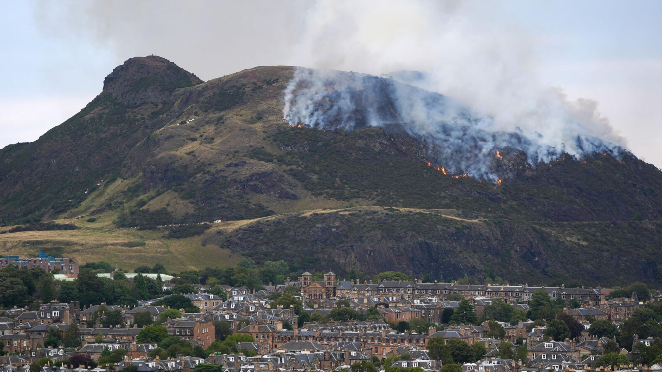 Brand auf Berg in Edinburgh