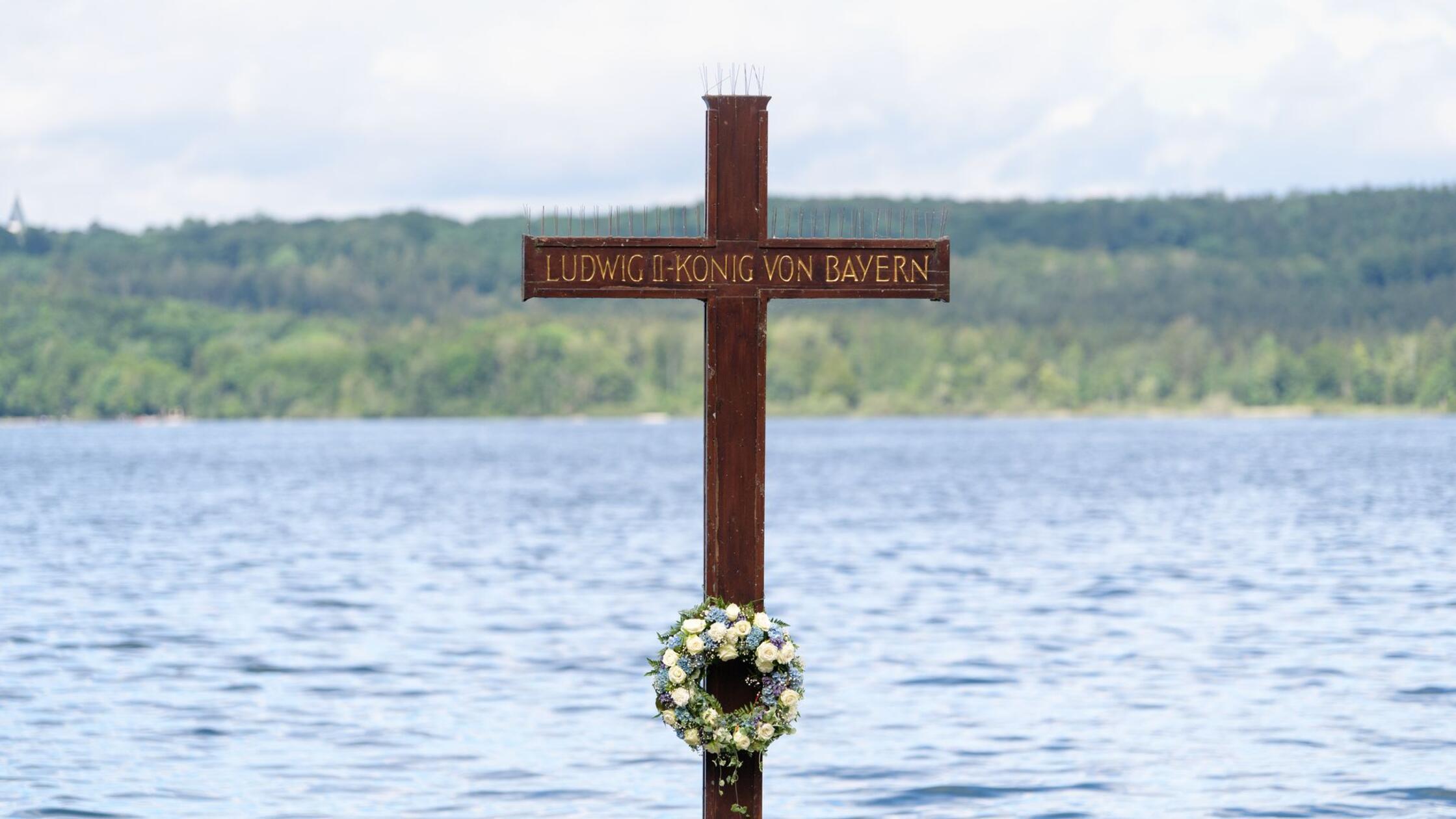 Policija preiskuje primer golih jadralcev pri spominskem križu v Starnberškem jezeru