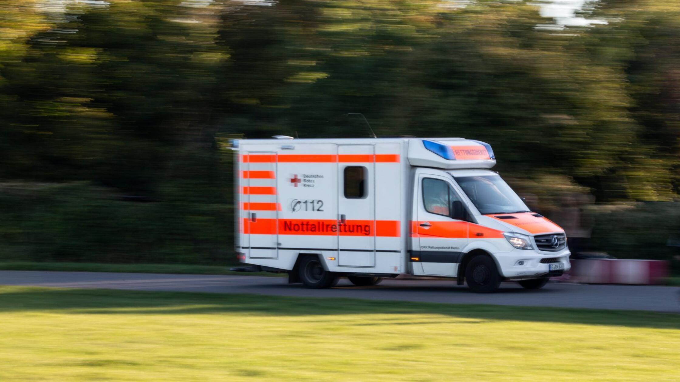 Motorradfahrer wird von Straße gedrängt – schwer verletzt