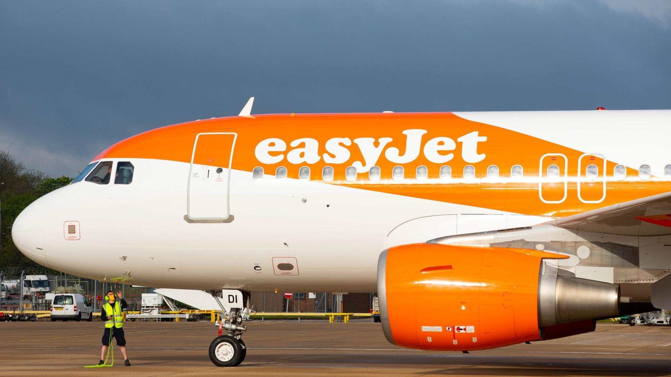 Betrunken und nackt in Hotelbar? Easyjet stellt Piloten frei