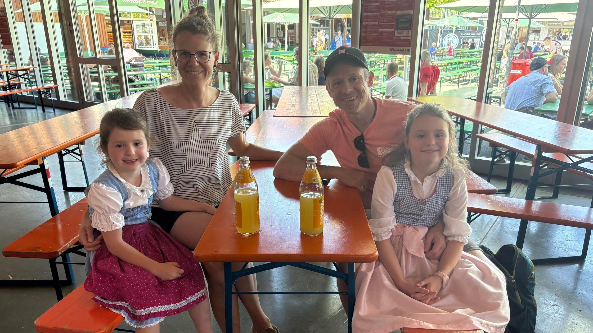 Familie auf dem Volksfest