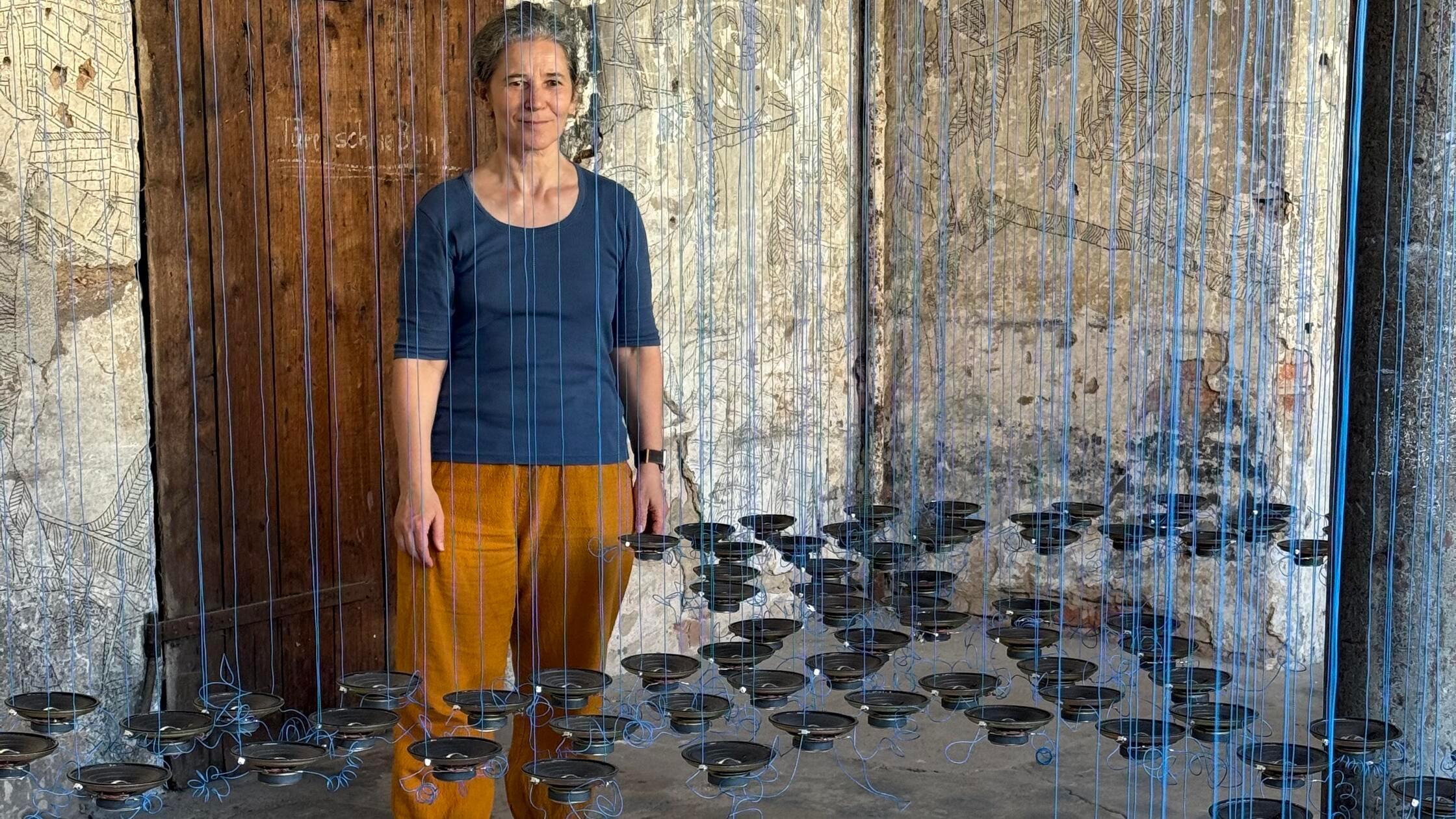 „Clara Oppel in ihrer Klanginstallation Liquid Ech