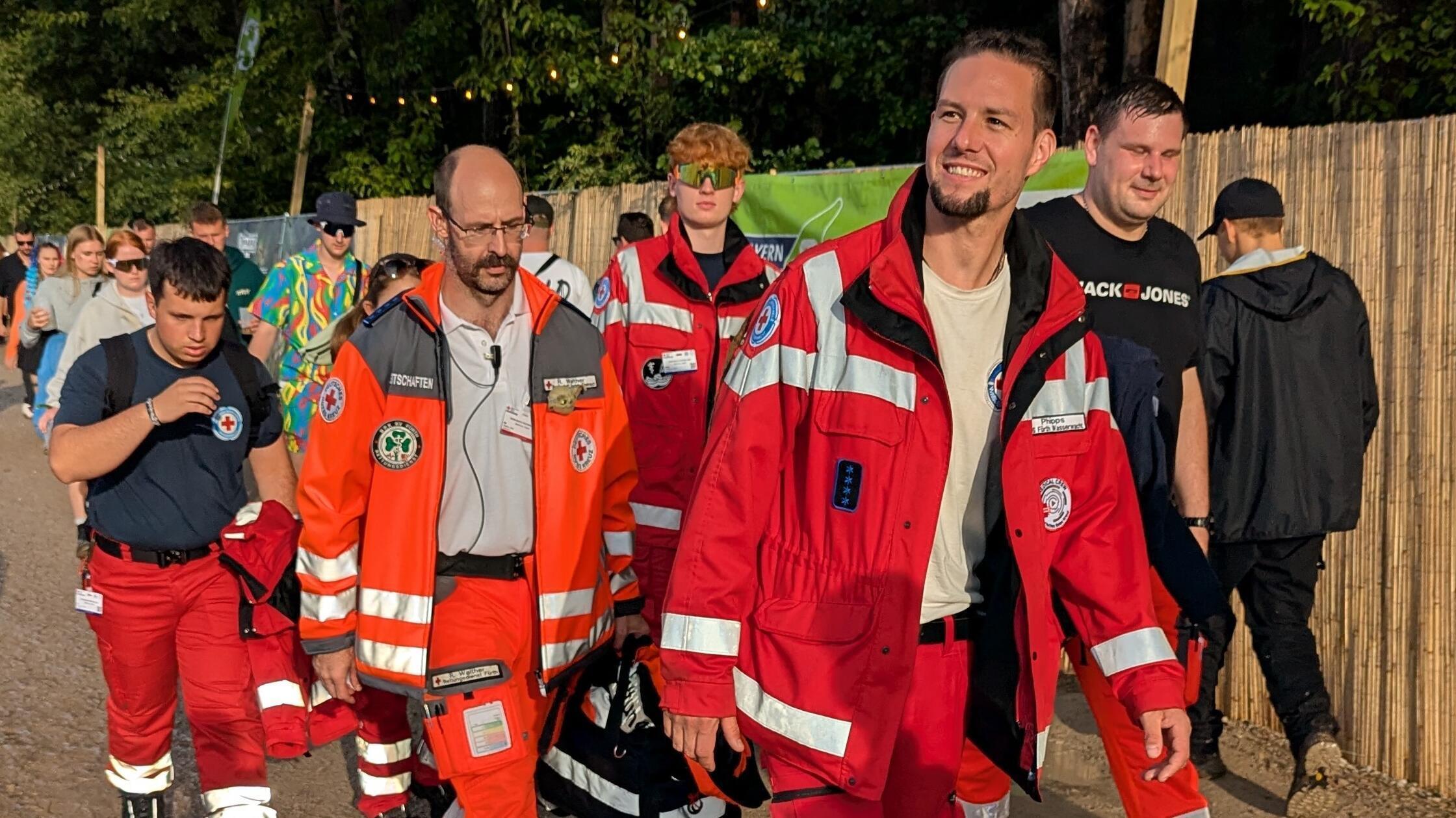 Offensichtlich gut gelaunt nehmen die Rotkreuzler 