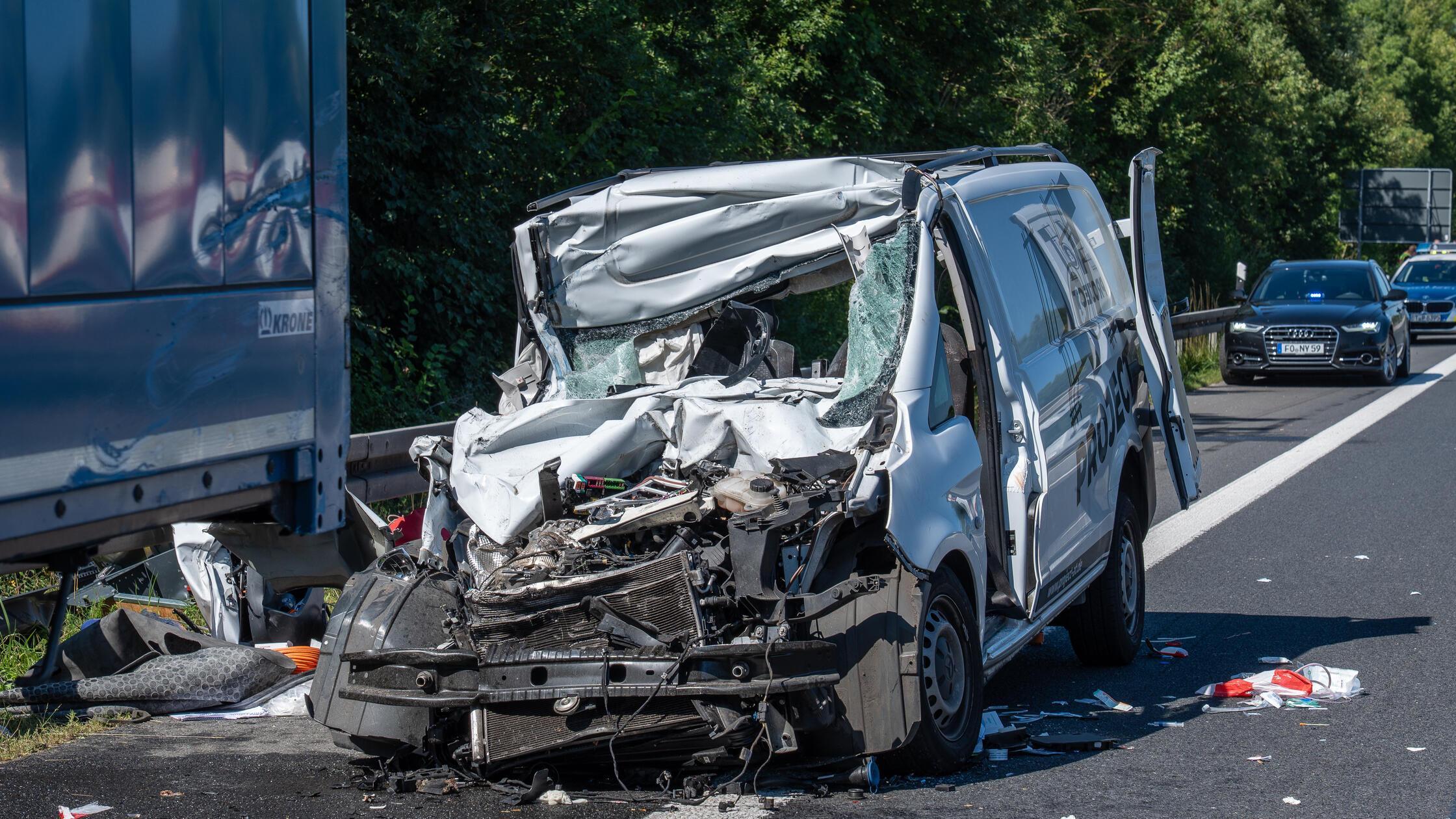 Schwerer Verkehrsunfall in Franken: Kleintransporter kommt ins Schleudern - Autobahn gesperrt