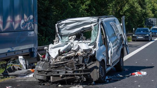 Kleintransporter unter Lastwagen gerast: 23-Jähri