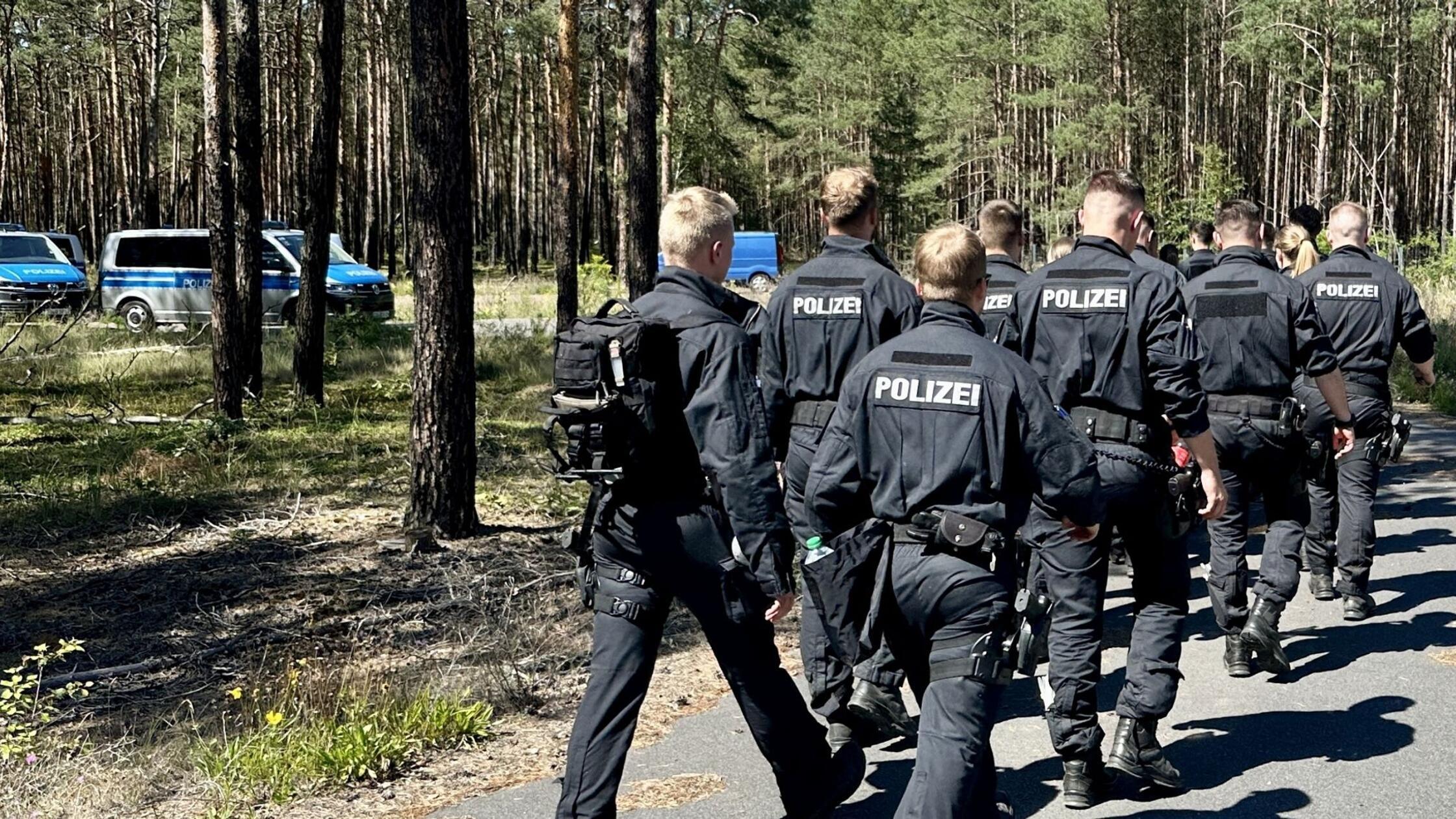 Tragische Gewissheit nach Suchaktion: Leiche von vermisstem 13-Jährigen an Bahngleisen entdeckt