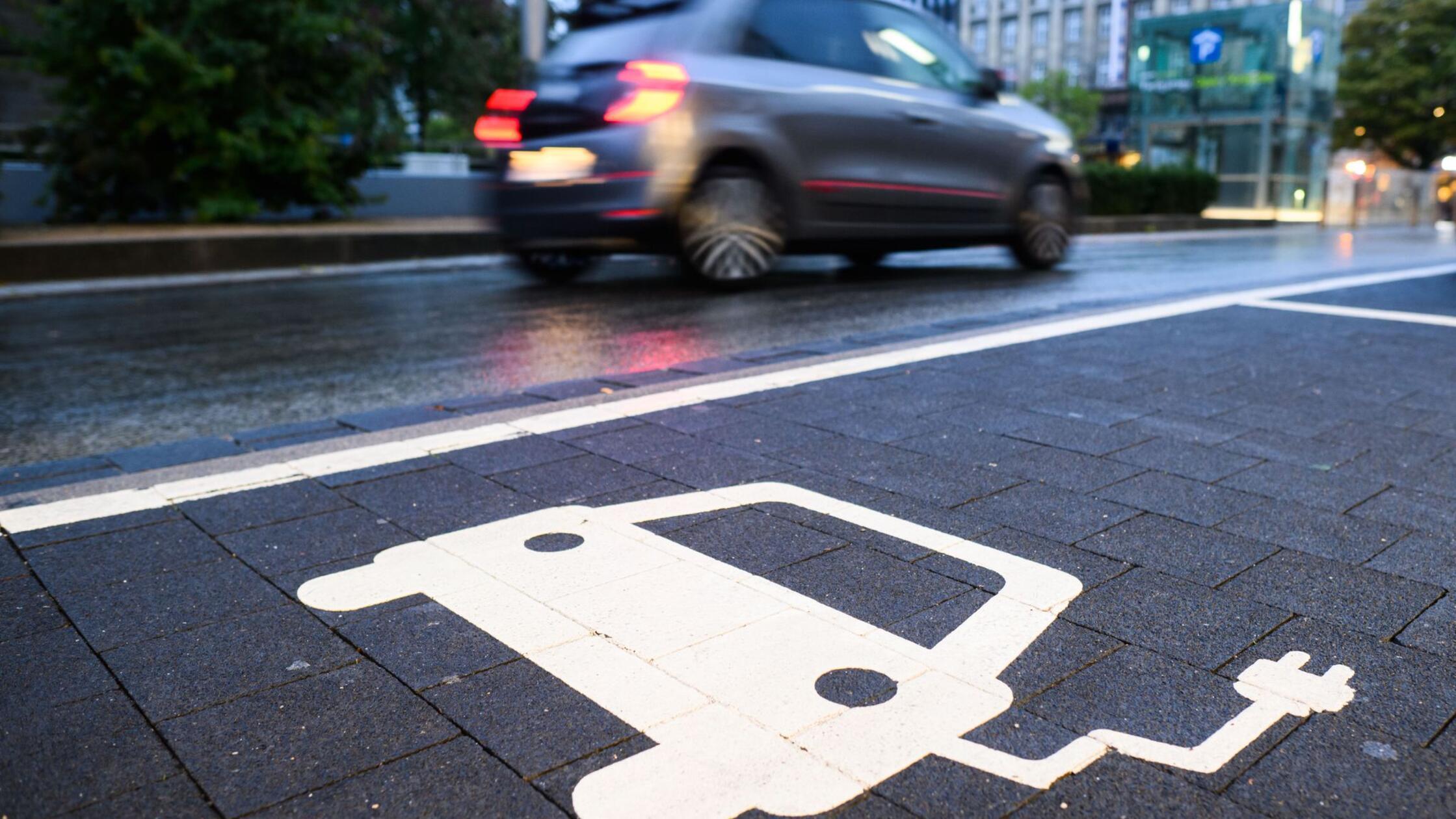 Ein Unfall mit E-Auto kostet mehr als mit Verbrenner - noch