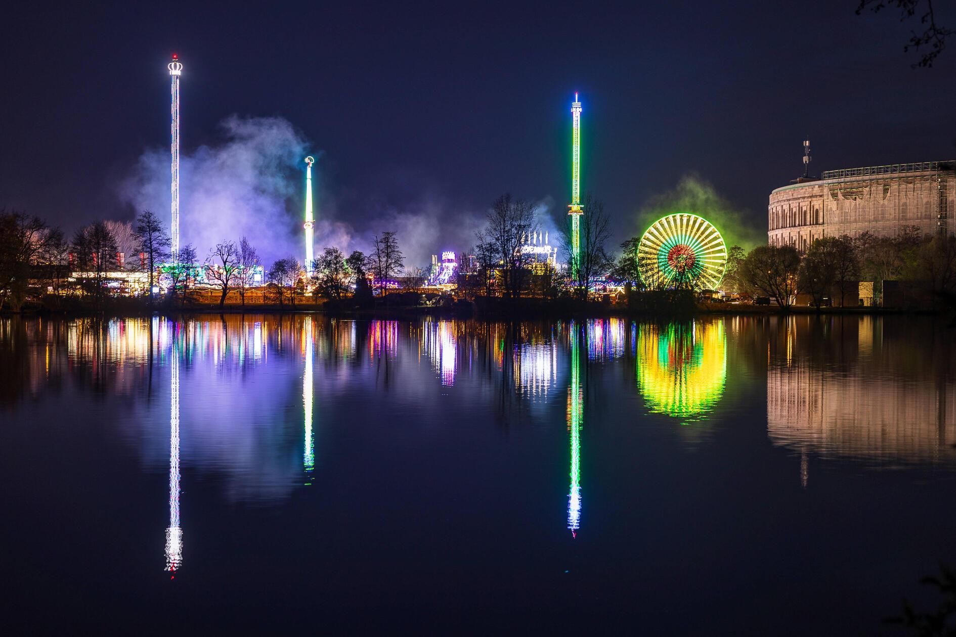 Das Nürnberger Volksfest lockt weiterhin an den Dutzendteich. An diesem Wochenende stehen folgende Sonderaktionen auf dem Programm: Die Nacht der 1000 Lichter (Fr.), das Traktor-Treffen (Sa.) und der Kunterbunte Kinderspaß am Sonntag ab 13 Uhr.