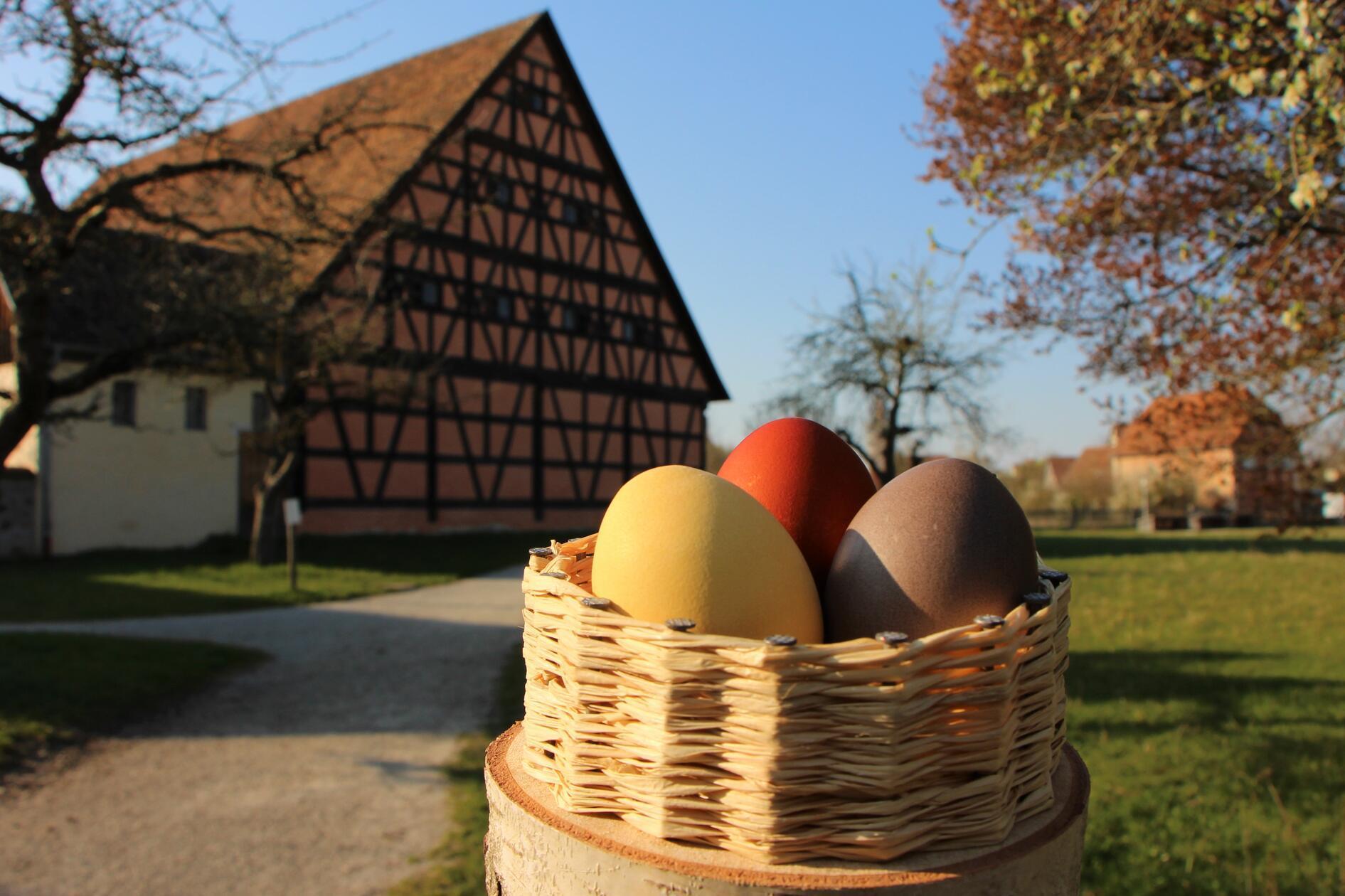 Mit einem Saatgutmarkt startete das Freilandmuseum in Bad Windsheim vor kurzem in die neue Saison. Rund um Ostern lockt man mit weiteren Specials aufs Gelände. So findet am Freitag (14 Uhr) ein Passionsspiel statt. Karsamstag und Ostermontag öffnet ein Ostermarkt, während an Ostersonntag (9 bis 12 Uhr) eine große Ostereiersuche für Kinder steigt.