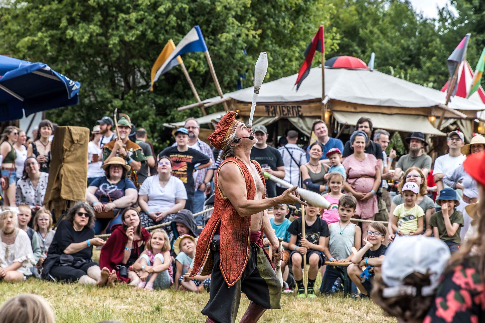 Rund um die wunderschön gelegene Burg Rabenstein in Ahorntal in der Fränkischen Schweiz steigt von Freitag bis Sonntag ein großer Mittelaltermarkt. An den drei Tagen finden Schaukämpfe, Jonglagen und Puppentheatershows statt. Die Angebote richten sich an die ganze Familie.  