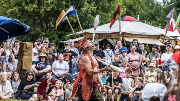 Rund um die wunderschön gelegene Burg Rabenstein in Ahorntal in der Fränkischen Schweiz steigt von Freitag bis Sonntag ein großer Mittelaltermarkt. An den drei Tagen finden Schaukämpfe, Jonglagen und Puppentheatershows statt. Die Angebote richten sich an die ganze Familie.