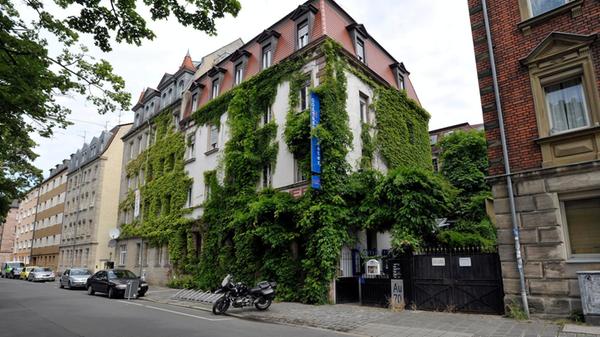 Es ist klein, aber fein: das Gostner Hoftheater in der Austraße Nürnberg. Von Freitag (ab 19 Uhr) bis Sonntag bittet das neben dem Staatstheater zweitwichtigste Theater der Stadt zum Nachbarschaftsfest. Auf dem Programm stehen Konzerte, Führungen, Performance-Workshops und ein großes Frühstück am Sonntag ab 10 Uhr.