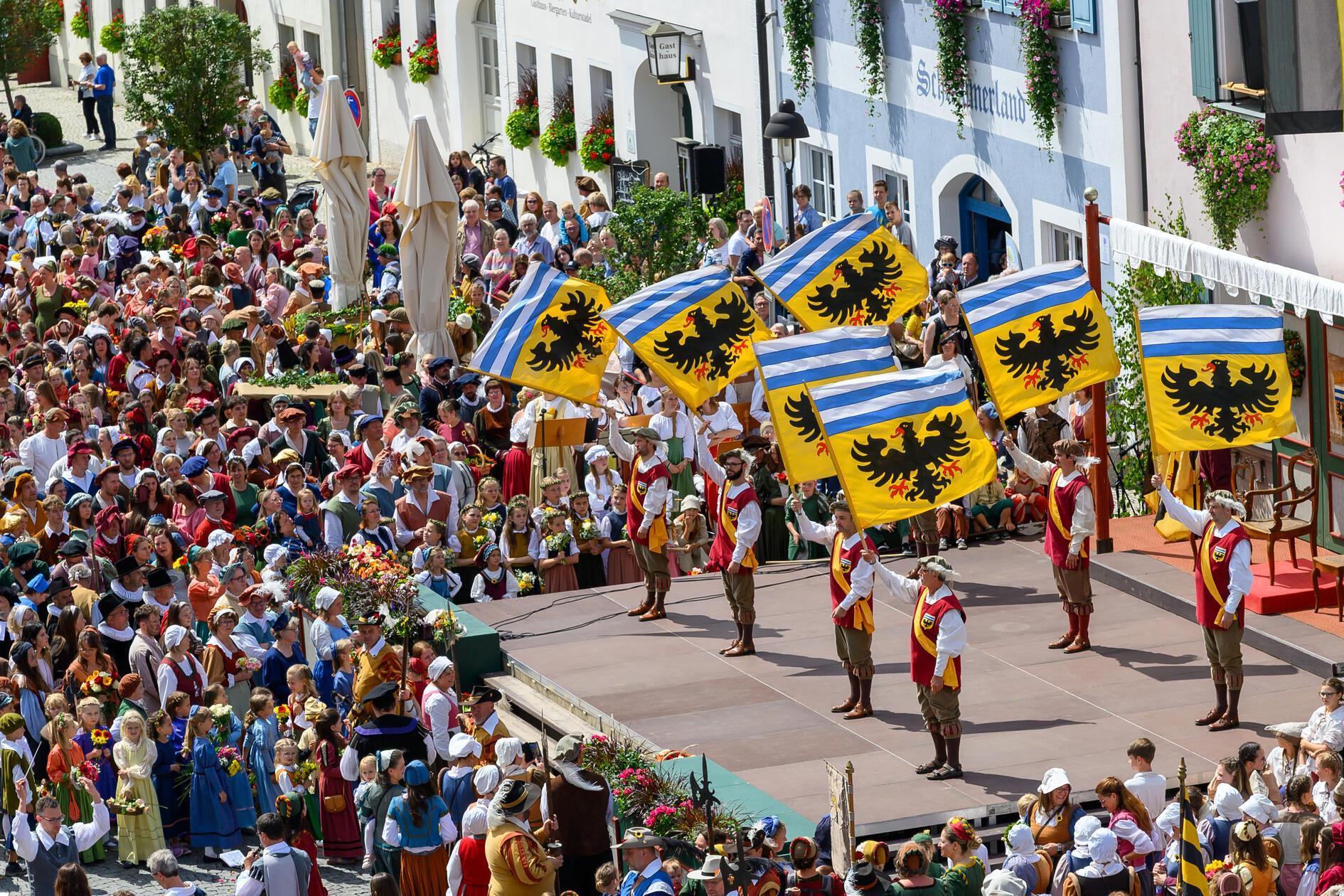 Es erstreckt sich über vier Tage und gilt als eines der größten Volksfeste im Landkreis Roth: das Hilpoltsteiner Burgfest. Eröffnet wird die diesjährige Ausgabe des Events mit historischem Ursprung am Freitag um 18.30 Uhr am Marktplatz. Zu den Highlights zählen wie üblich das Burg- (1. August, 20 Uhr) und Festspiel (2. August, 13.30 Uhr) und der Burgfestlauf (2. August, 9 Uhr).