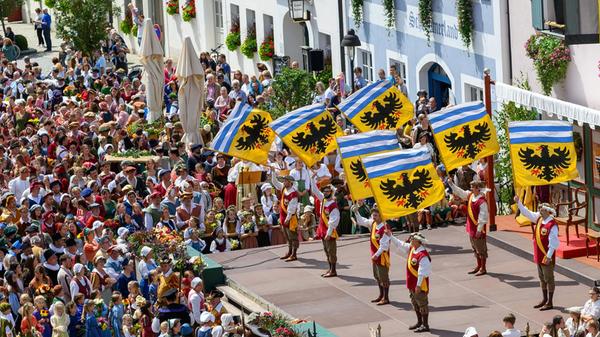 Es erstreckt sich über vier Tage und gilt als eines der größten Volksfeste im Landkreis Roth: das Hilpoltsteiner Burgfest. Eröffnet wird die diesjährige Ausgabe des Events mit historischem Ursprung am Freitag um 18.30 Uhr am Marktplatz. Zu den Highlights zählen wie üblich das Burg- (1. August, 20 Uhr) und Festspiel (2. August, 13.30 Uhr) und der Burgfestlauf (2. August, 9 Uhr).
