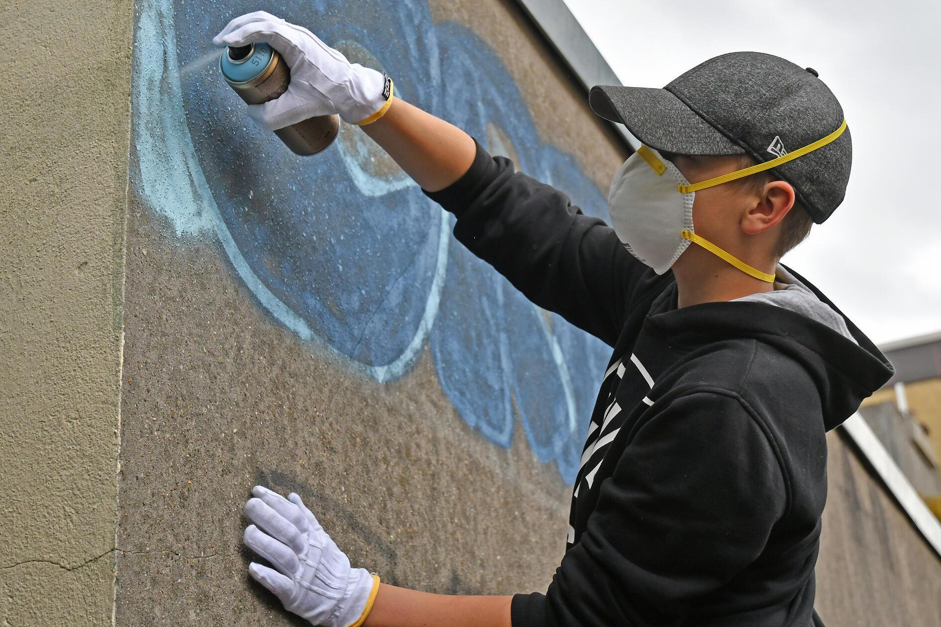 Bei einem offenen Streetart-Workshop am Samstag im Gemeinschaftshaus Langwasser kann man lernen, wie man Graffitis malt. Der um 11 Uhr beginnende Workshop wird von erfahrenen Künstlerinnen und Künstlern geleitet. 