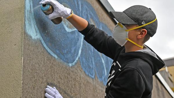 Bei einem offenen Streetart-Workshop am Samstag im Gemeinschaftshaus Langwasser kann man lernen, wie man Graffitis malt. Der um 11 Uhr beginnende Workshop wird von erfahrenen Künstlerinnen und Künstlern geleitet.