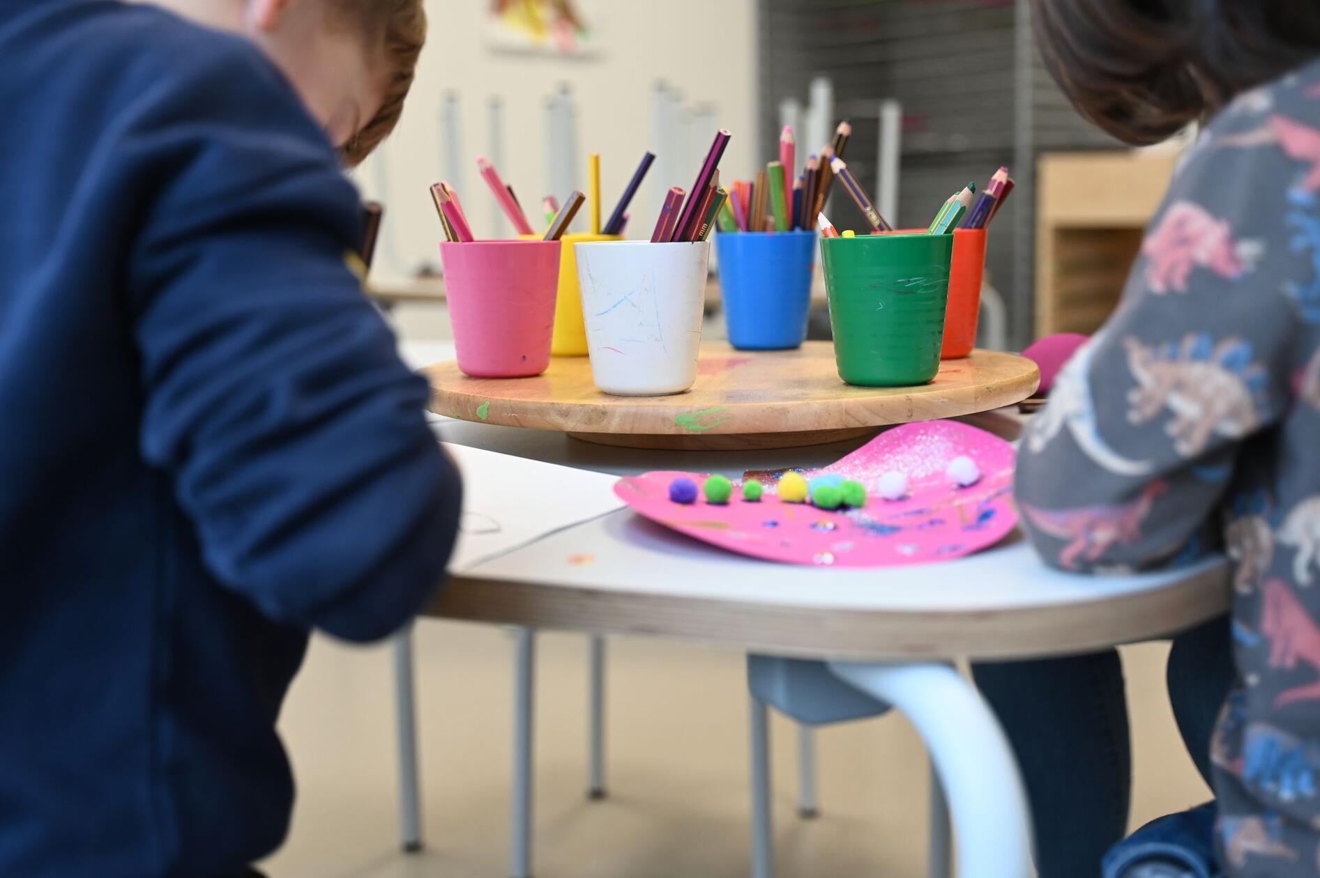 An diesem Samstag werden bei KLOPS, dem Kinderlabor Auf AEG aus Karten Häuser, Brücken und Türme gebaut. Das große Basteln beginnt um 11 Uhr.