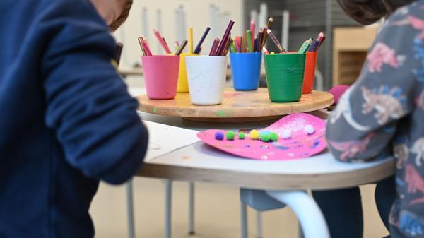 An diesem Samstag werden bei KLOPS, dem Kinderlabor Auf AEG aus Karten Häuser, Brücken und Türme gebaut. Das große Basteln beginnt um 11 Uhr.