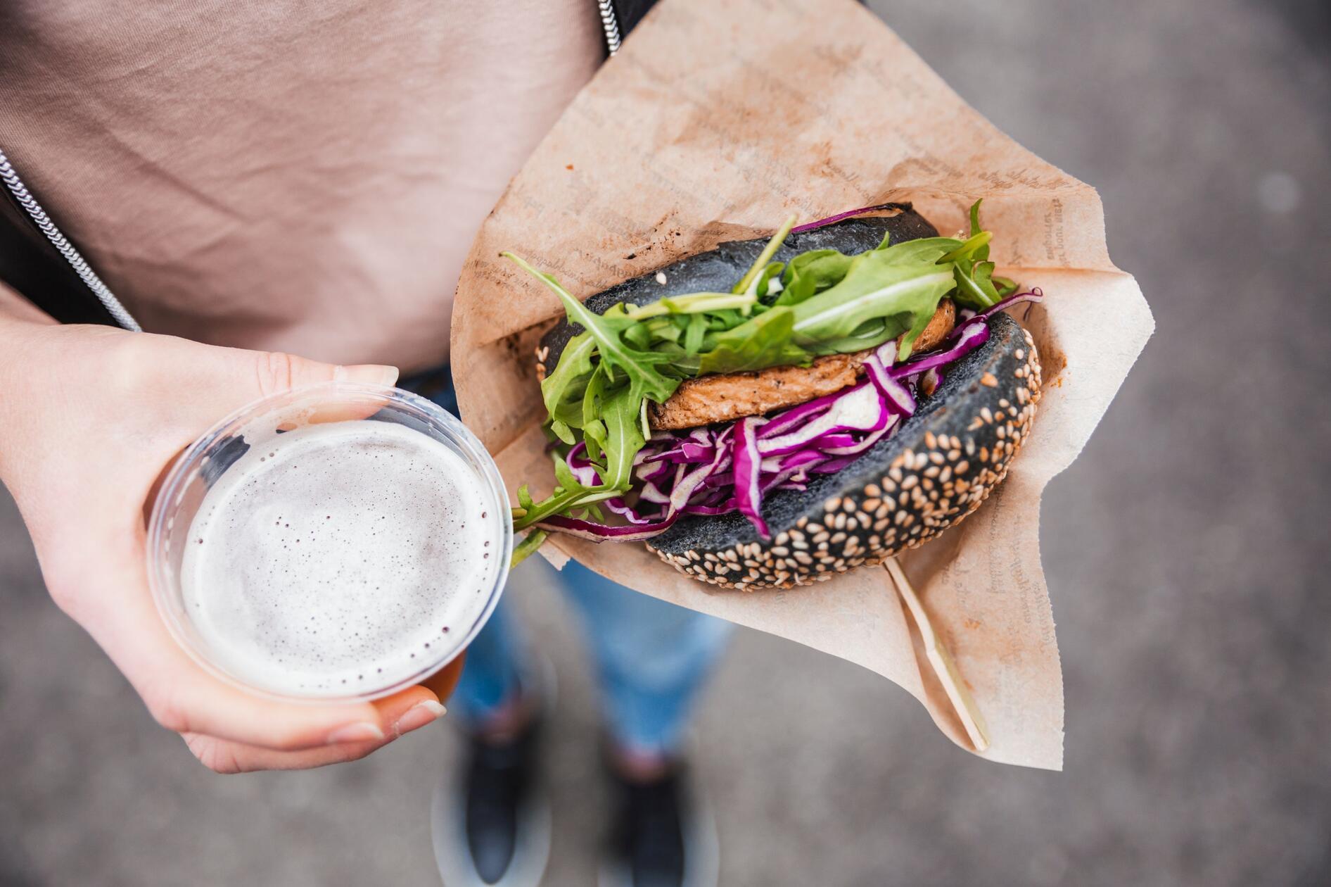 Das Food Truck Festival macht aus dem Oberasbacher Rathausplatz ein Schlemmerparadies. Am Samstag und Sonntag kann man hier jeweils ab 12 Uhr Streetfood aus aller Welt genießen. Neben den kulinarischen Genüssen aus den mobilen Küchen bietet das Event ein musikalisches Rahmenprogramm sowie einen Familientag mit Hüpfburg und Schminkstation.