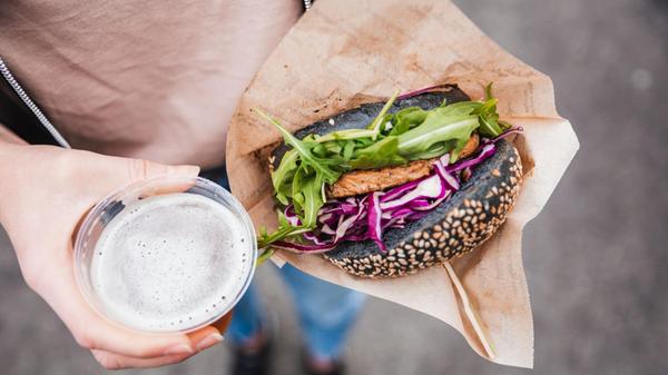 Das Food Truck Festival macht aus dem Oberasbacher Rathausplatz ein Schlemmerparadies. Am Samstag und Sonntag kann man hier jeweils ab 12 Uhr Streetfood aus aller Welt genießen. Neben den kulinarischen Genüssen aus den mobilen Küchen bietet das Event ein musikalisches Rahmenprogramm sowie einen Familientag mit Hüpfburg und Schminkstation.