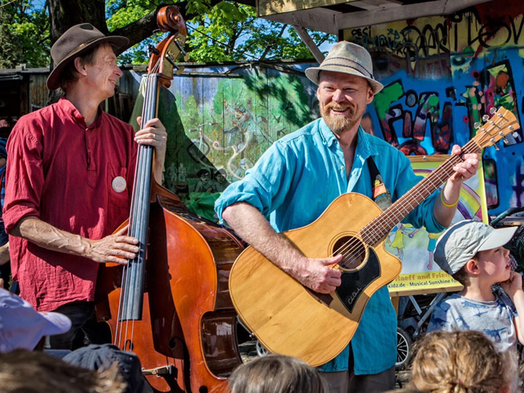 Ben van Haeff & Mr. Higgins laden am Sonntag zu einem Mitmachkonzert im Garten des Künstlerhauses. Die beiden Kinderliedmusiker stehen ab 16.30 Uhr auf der Bühne.
