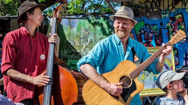 Ben van Haeff & Mr. Higgins laden am Sonntag zu einem Mitmachkonzert im Garten des Künstlerhauses. Die beiden Kinderliedmusiker stehen ab 16.30 Uhr auf der Bühne.