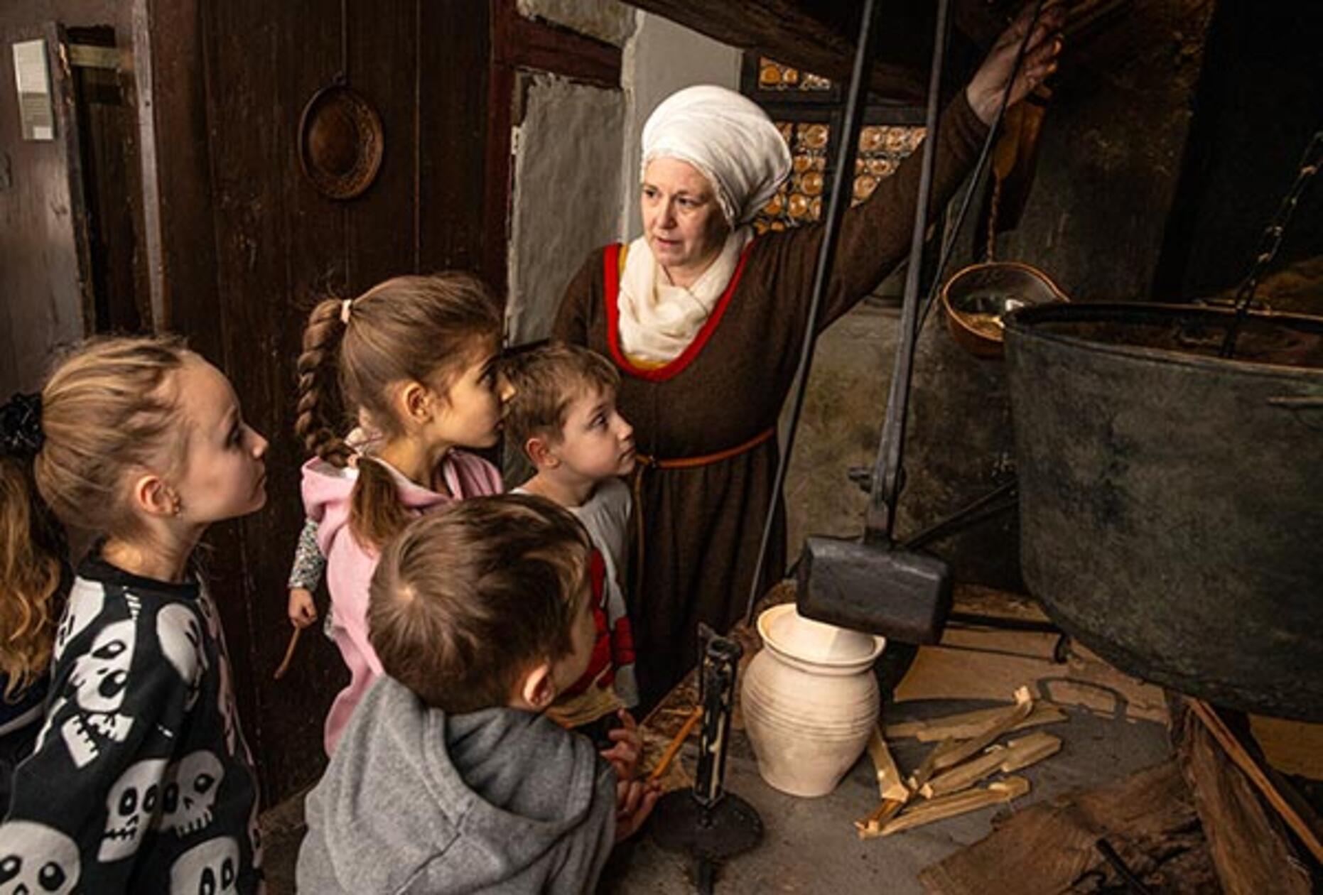 Agnes Dürer, Hausherrin des Dürer-Hauses unterhalb der Burg bittet am Sonntag zu einer Kinderführung. Bei dem um 15 Uhr beginnenden Rundgang erfahren die Kinder alles über das Leben zu Zeiten von Albrecht Dürer, dem berühmten Maler. 