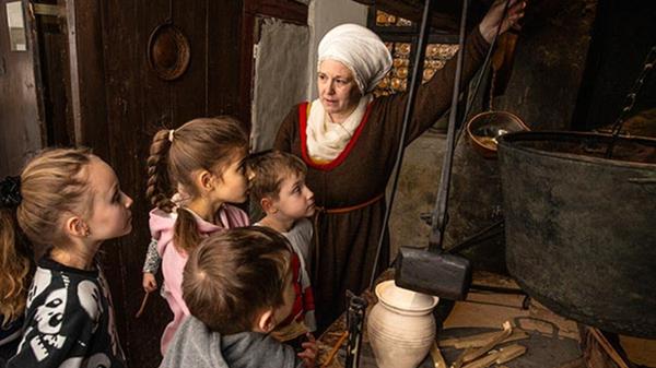 Agnes Dürer, Hausherrin des Dürer-Hauses unterhalb der Burg bittet am Sonntag zu einer Kinderführung. Bei dem um 15 Uhr beginnenden Rundgang erfahren die Kinder alles über das Leben zu Zeiten von Albrecht Dürer, dem berühmten Maler.